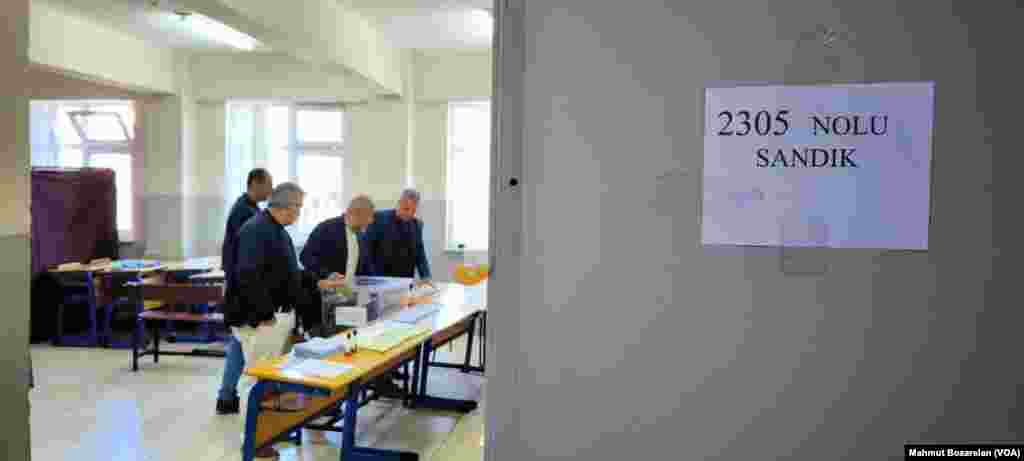  Diyarbakır&rsquo;da 22 aday partiler adına büyükşehir belediye başkanlığı için yarışıyor. İki aday ise bağımsız olarak seçime giriyor. 17 ilçede ise 182 aday partiler adına, 10 aday da bağımsız yarışıyor. Mahmut Bozarslan, Diyarbakır &nbsp; 