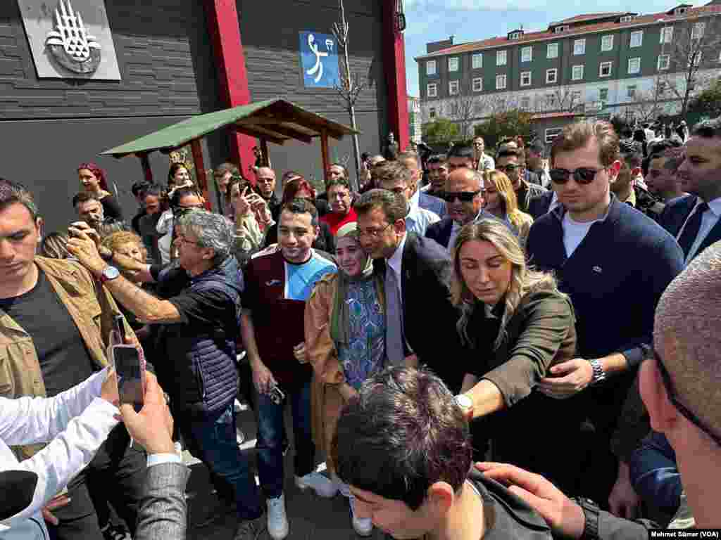 CHP&#39;nin İstanbul Büyükşehir Belediye Başkan adayı ve mevcut başkanı Ekrem İmamoğlu&nbsp;Beylikdüzü&rsquo;ndeki Emin Yükseloğlu Kız Anadolu İmam Hatip Lisesi&rsquo;nde oyunu kullandı. Mehmet Sümer, İstanbul&nbsp;&nbsp;